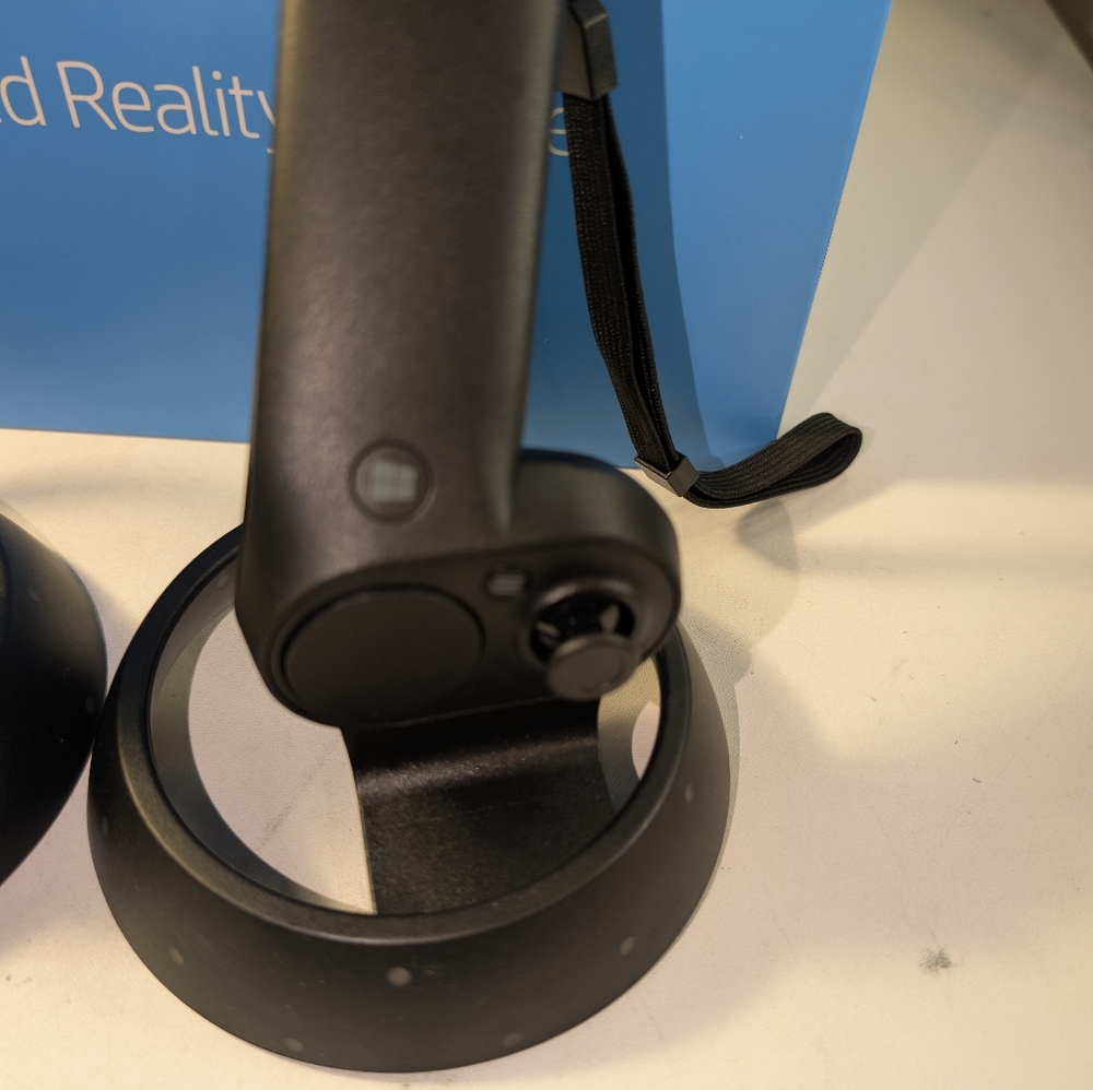 HP VR1000-100 Windows Mixed Reality (WMR) Headset with Controllers - Picture 4 of 7